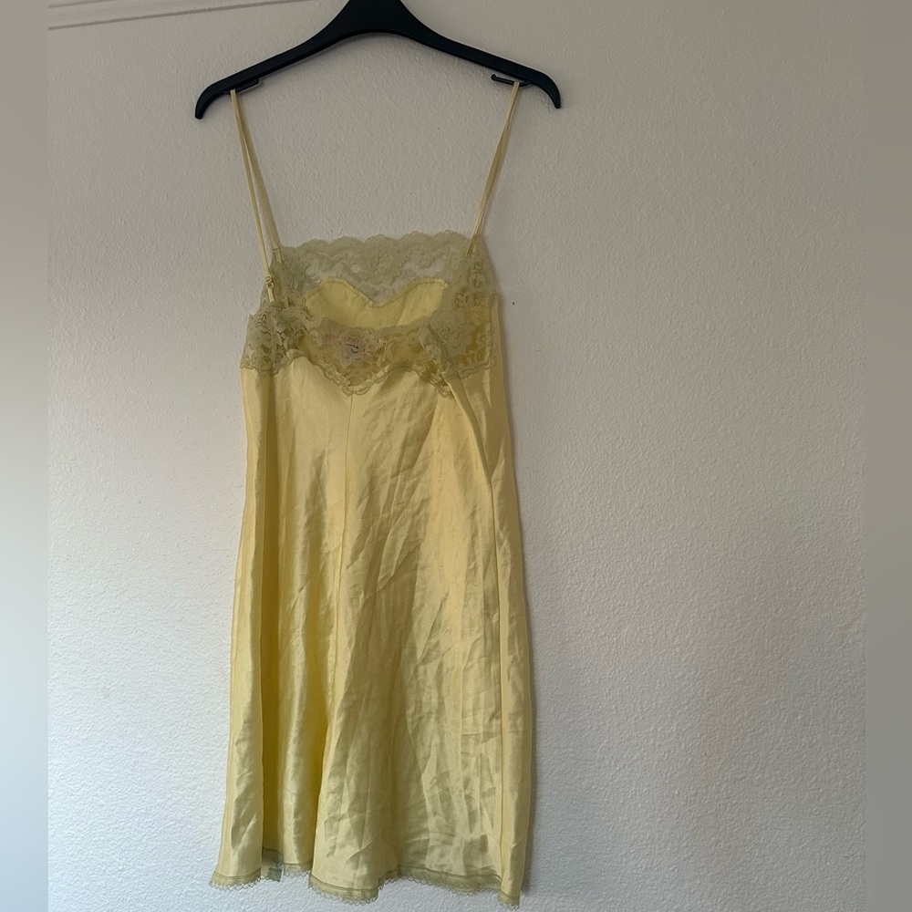 Vintage Victoria’s Secret Pastel Yellow Satin Silk Lace Trim Slip Dress Bow S - Picture 2 of 3